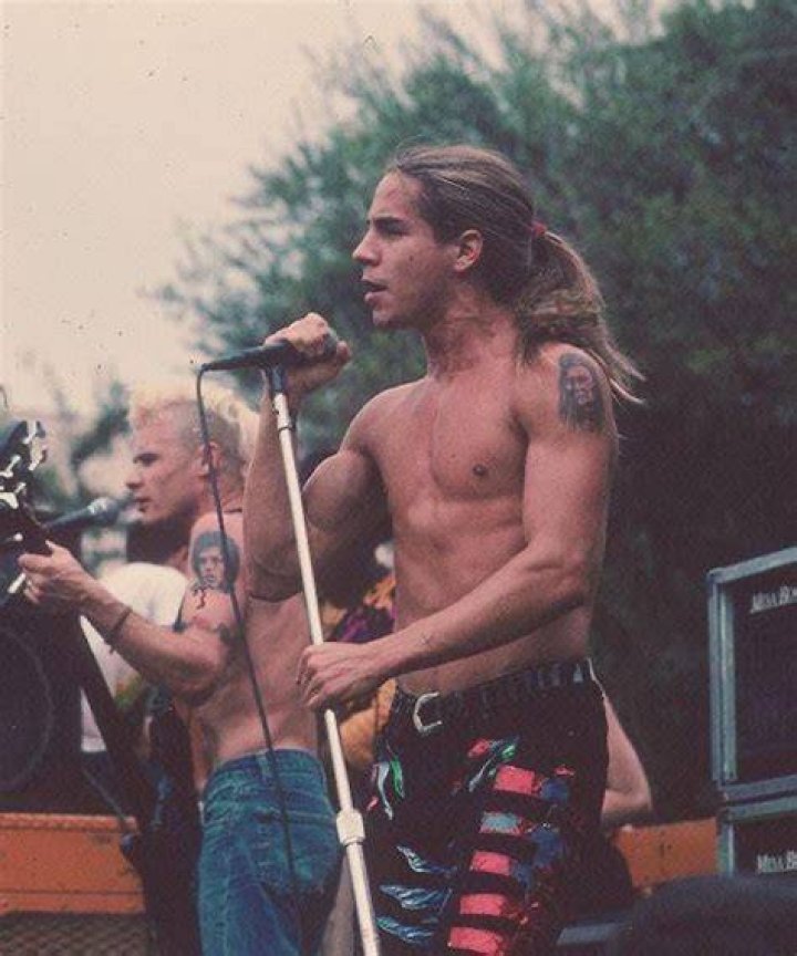 A young Anthony Kiedis and Flea of the Red Hot Chili Peppers, 1986. 9GAG