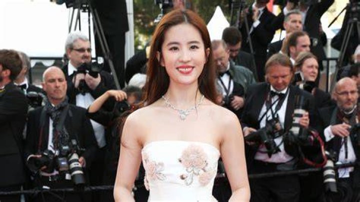 Did Actress Liu Yifei Receive an Engagement Ring from Boyfriend Song