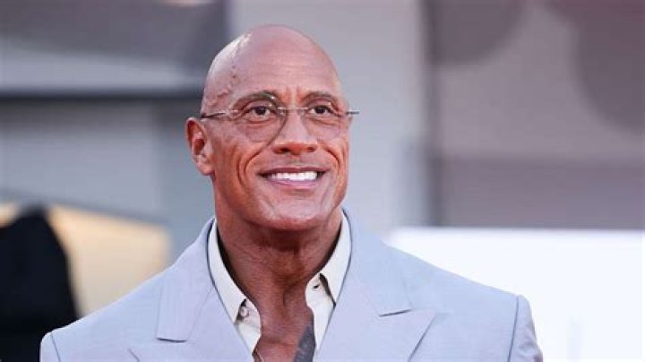 Dwayne Johnson revela que ele, esposa e filhas testaram positivo para