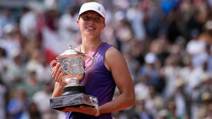 Iga Swiatek, World No 1, out of Australian Open after defeat by Linda