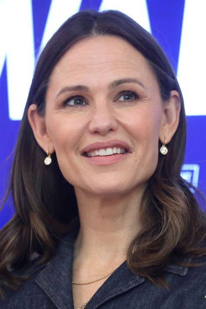 Jennifer Garner's lookalike mom steals the show in home video HELLO!