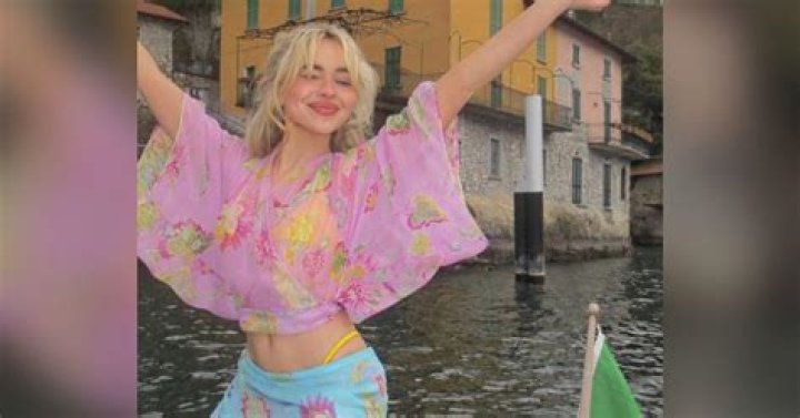 Sabrina Carpenter Flaunting Her Tummy r/CelebrityBelly