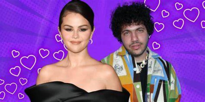 Selena Gomez's Crystal Nails at the 2023 Golden Globes POPSUGAR Beauty UK