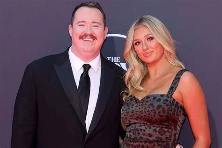 Shane Gillis jokes about girlfriend and her Navy SEAL ex in new Netflix