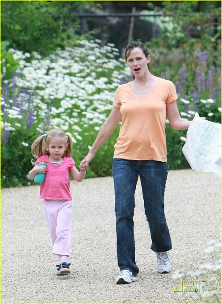 Violet Affleck is Painting Pretty Photo 1970601 Ben Affleck